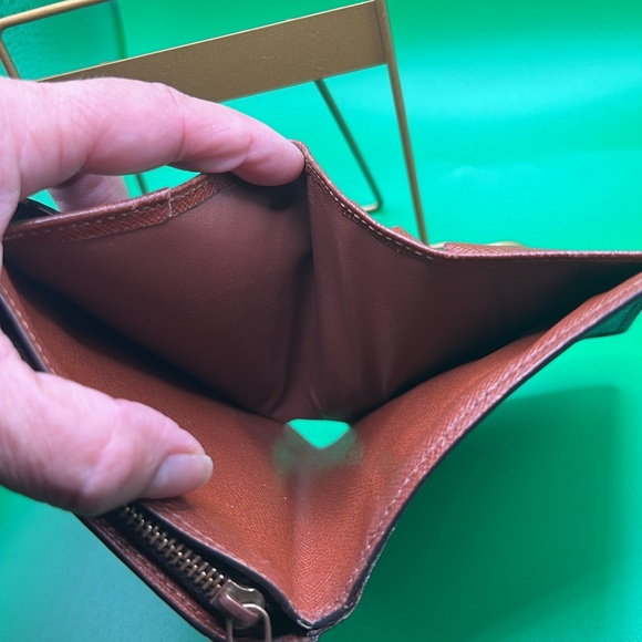 Louis Vuitton Embossed Mens Wallett - Picture 7 of 12